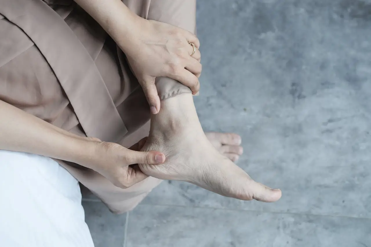 What are the symptoms of flat feet?